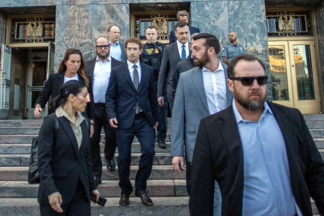 El director ejecutivo y presidente de Meta, Mark Zuckerberg (centro), abandona el Tribunal Superior de Los Ángeles después de testificar en su juicio en las redes sociales el 18 de febrero de 2026.