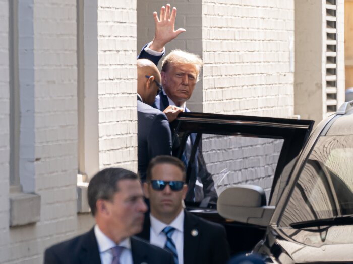 El expresidente Donald Trump visitó el Capitolio el jueves para reunirse con los republicanos de la Cámara de Representantes y el Senado.