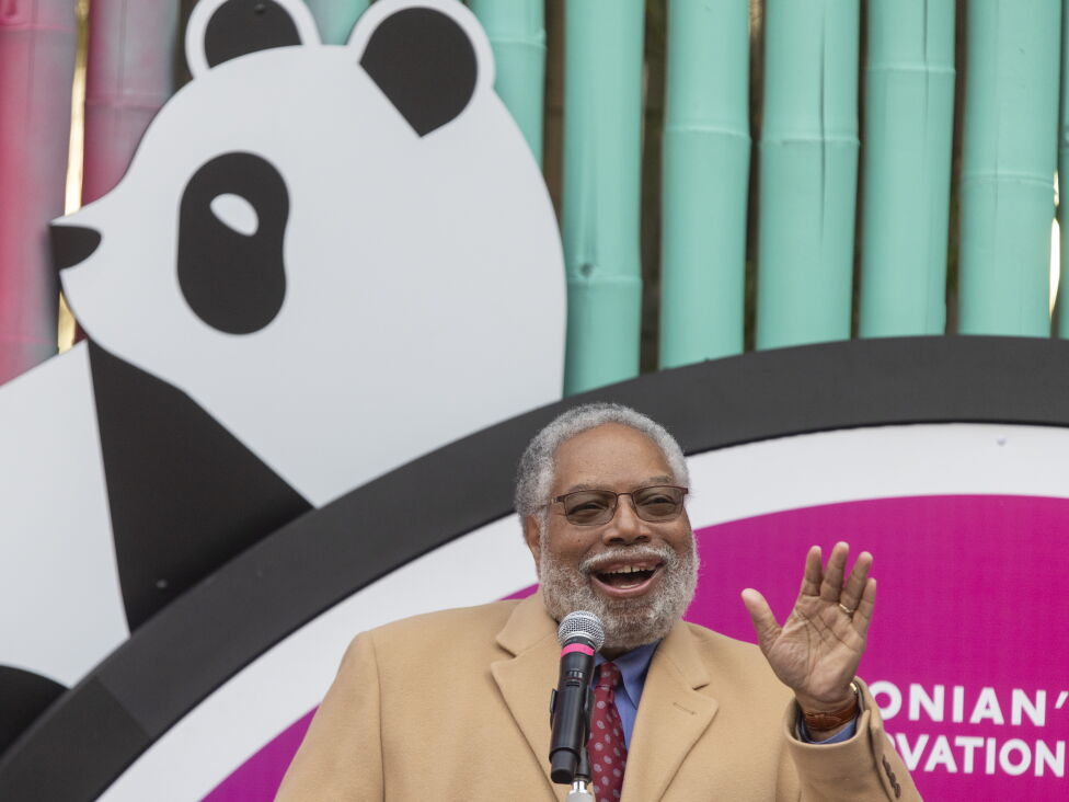 Smithsonian chief Lonnie G. Bunch III resigns