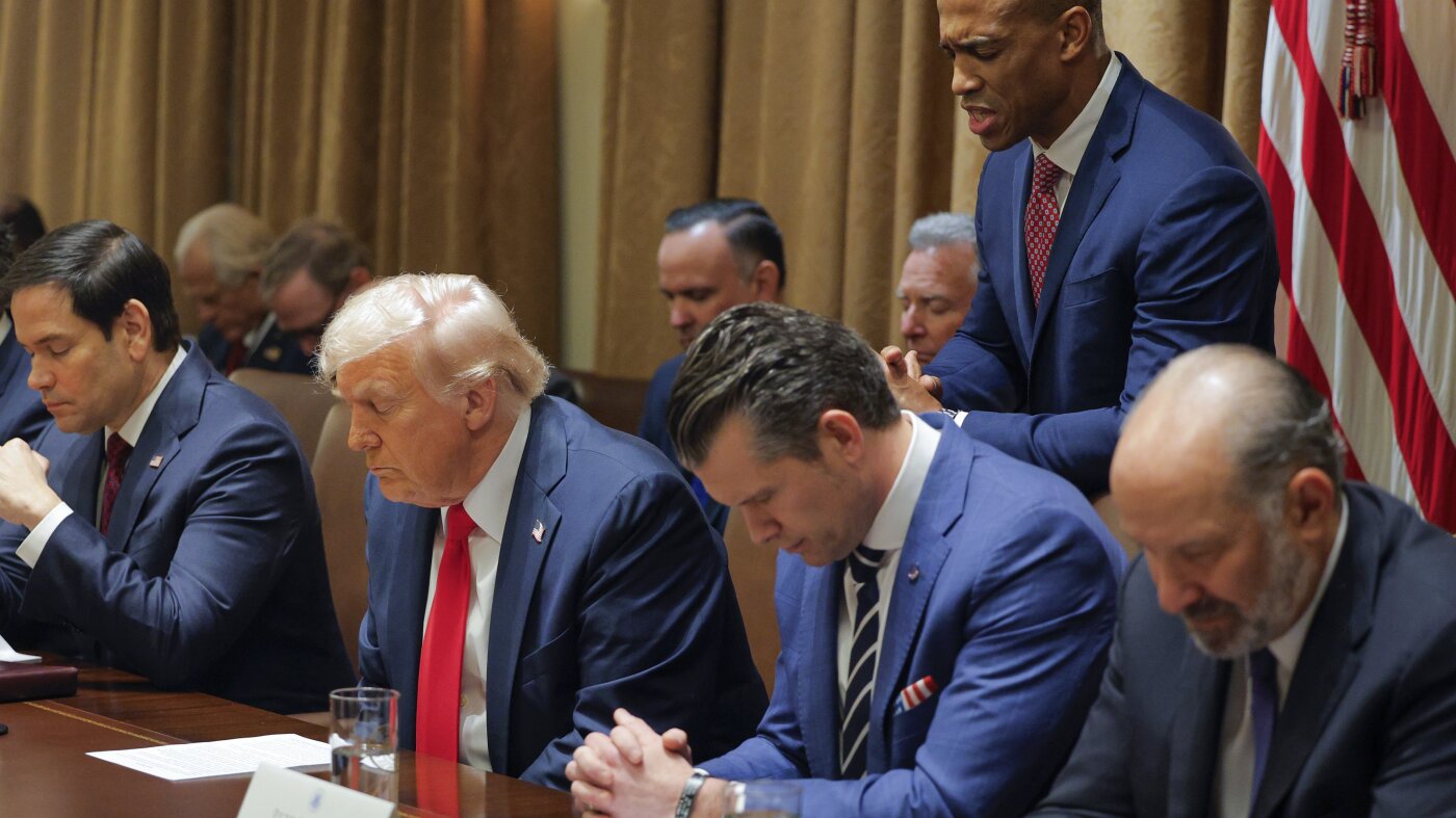 Cómo la administración Trump está usando la Biblia: NPR