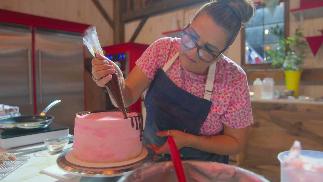 Felicia in episode 1 of Blue Ribbon Baking Championship.