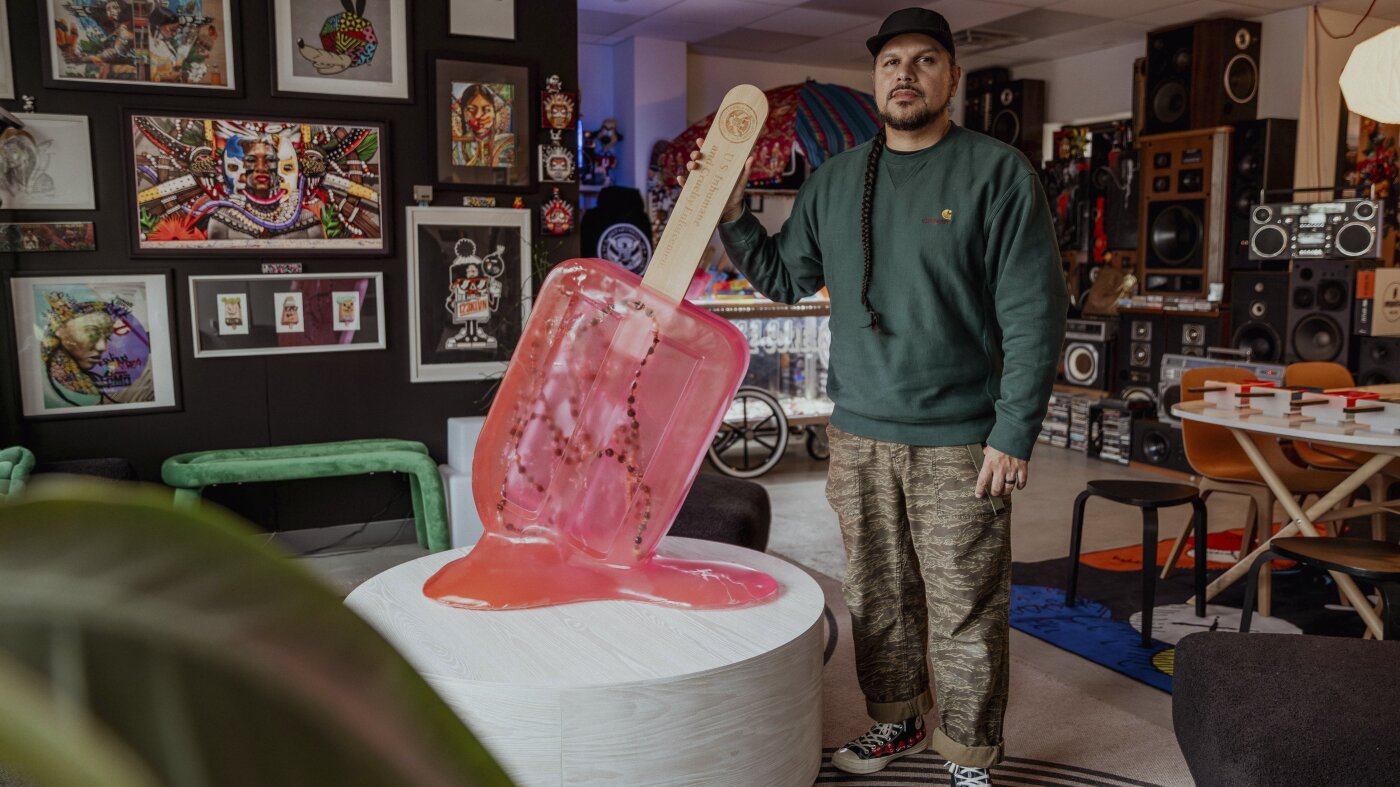 Bir sanatçı Teksas kampüsüne ‘ICE pop’ları’ getirdi. Gösteri birkaç gün içinde kapatıldı