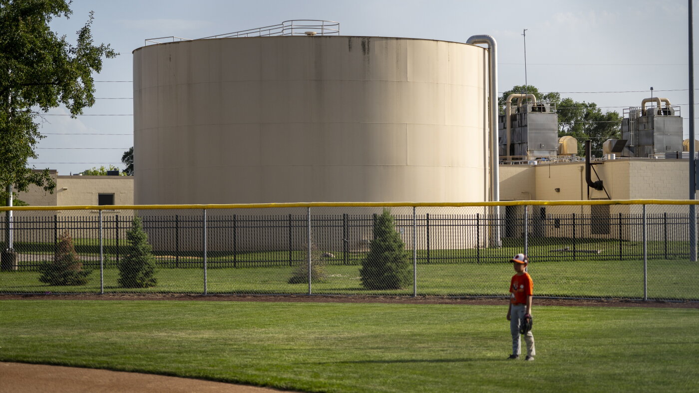 In Iowa, the water is so concerning that it could decide who wins the governor's race