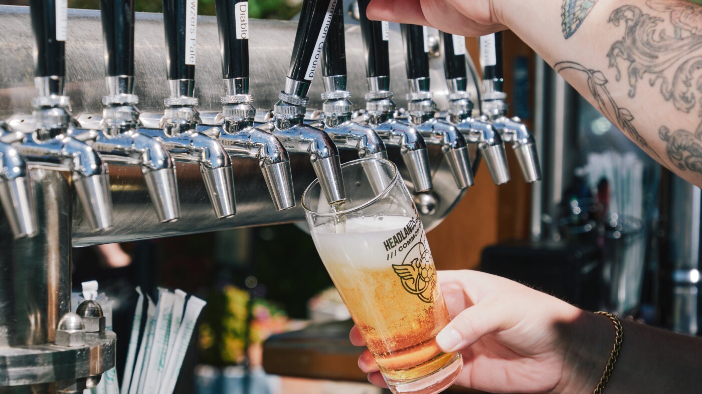 Tres rivales de la Copa del Mundo encuentran un «punto en común» en la cerveza transfronteriza: NPR
|