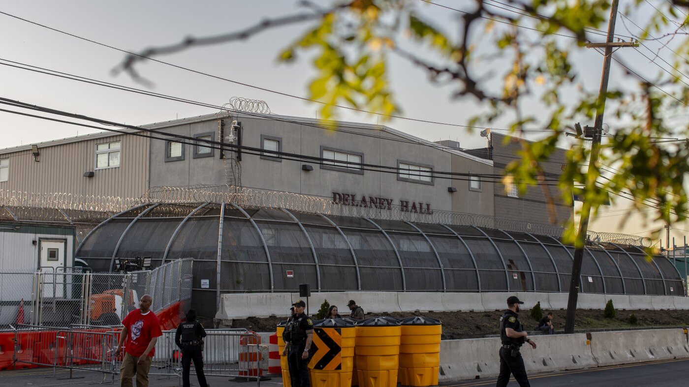 Here's how the system to report problems in ICE detention has failed immigrants
