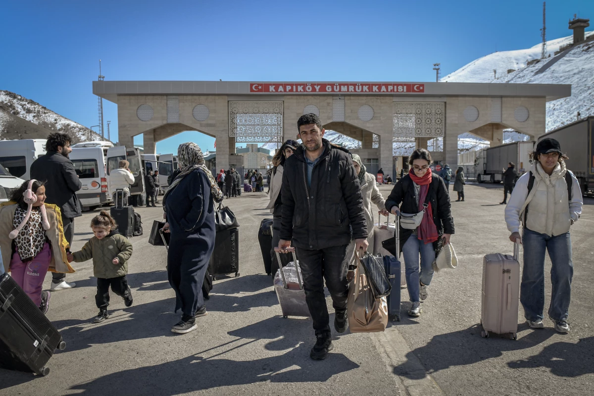 Iranian nationals arrive in Turkey after passing through the Razi-Kapiköy border crossing in Van, northeastern Turkey, on March 3, a day after Turkey and Iran have mutually suspended day-trip crossings at their border as Israeli-U.S. strikes continued to pound the Islamic Republic.