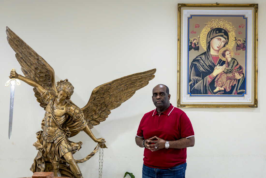 Ο Σεβ. Ο Reginald Jean-Mary, πάστορας της Καθολικής Εκκλησίας της Παναγίας των Παρισίων της Αϊτής, ποζάρει για ένα πορτρέτο στη γειτονιά Little Haiti του Μαϊάμι, Φλόριντα.