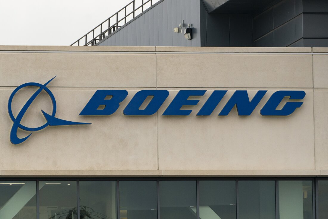 Se ve un letrero de Boeing en el exterior de un edificio. Un juez federal de Texas rechazó un acuerdo de culpabilidad entre Boeing y el Departamento de Justicia de EE. UU. derivado de los accidentes de dos aviones Boeing 737 Max en 2018 y 2019 que mataron a un total de 346 personas.