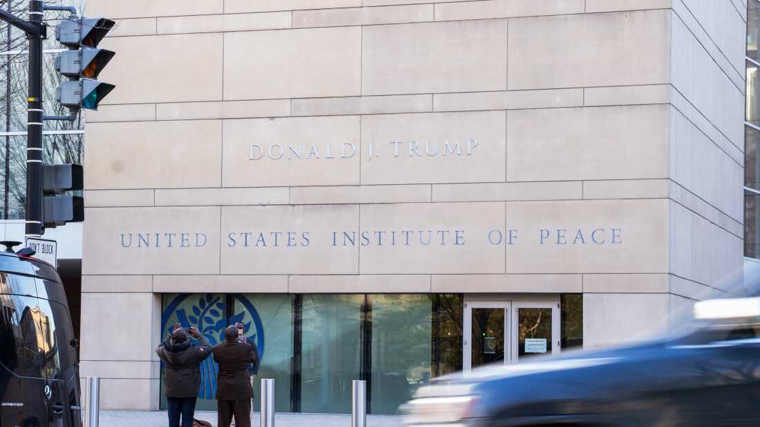 முன்னாள் இளவரசர் ஆண்ட்ரூவை போலீசார் கைது செய்தனர். மேலும், அமைதி வாரியத்தின் முதல் கூட்டத்தை டிரம்ப் நடத்துகிறார் முன்னாள் இளவரசர் ஆண்ட்ரூவை போலீசார் கைது செய்தனர். மேலும், அமைதி வாரியத்தின் முதல் கூட்டத்தை டிரம்ப் நடத்துகிறார்