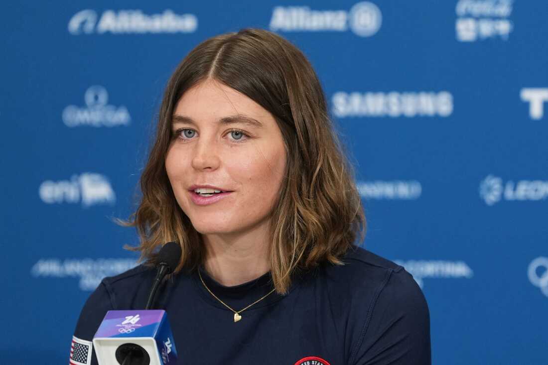 Maddie Mastro degli Stati Uniti parla durante una conferenza stampa alle Olimpiadi invernali 2026 di Livigno, Italia, lunedì 9 febbraio 2026.