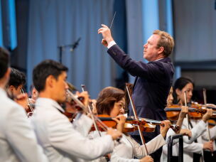 Daniel Harding leads the Los Angeles Philharmonic in music by Rachmaninov at the Hollywood Bowl in 2025.