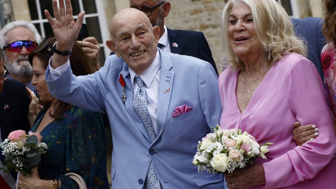 100歳の第二次世界大戦退役軍人がノルマンディーのDデイ海岸近くで結婚 : –