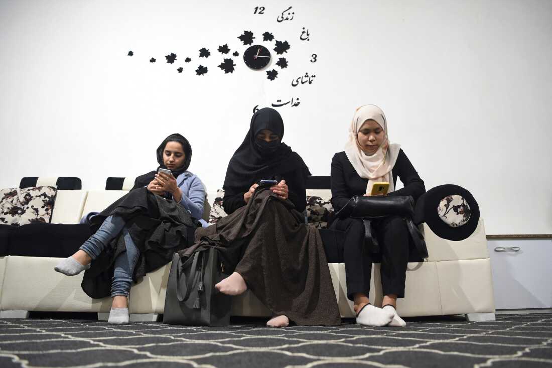 Taliban declares war on smartphones Taliban declares war on smartphones