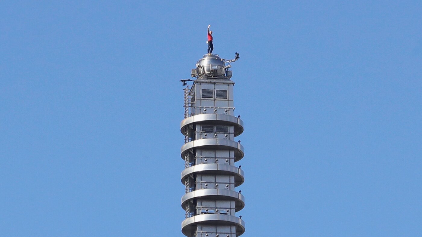 U.S. rock climber Alex Honnold reaches top of Taipei 101 skyscraper without ropes