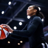 லாஸ் வேகாஸ் ஏசஸின் A'ja Wilson #22, கனடாவின் டொராண்டோவில் ஜூலை 20, 2026 அன்று Coca-Cola Coliseum இல் டொராண்டோ டெம்போவை விளையாடுவதற்கு முன் வார்ம் அப் ஆனார்.