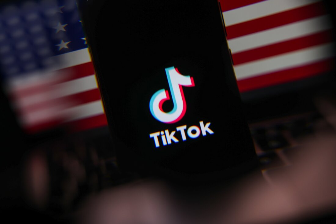 El logotipo de TikTok se proyecta en un teléfono móvil con la bandera de Estados Unidos de fondo para una fotografía ilustrativa en Cracovia, Polonia, el 17 de enero.
