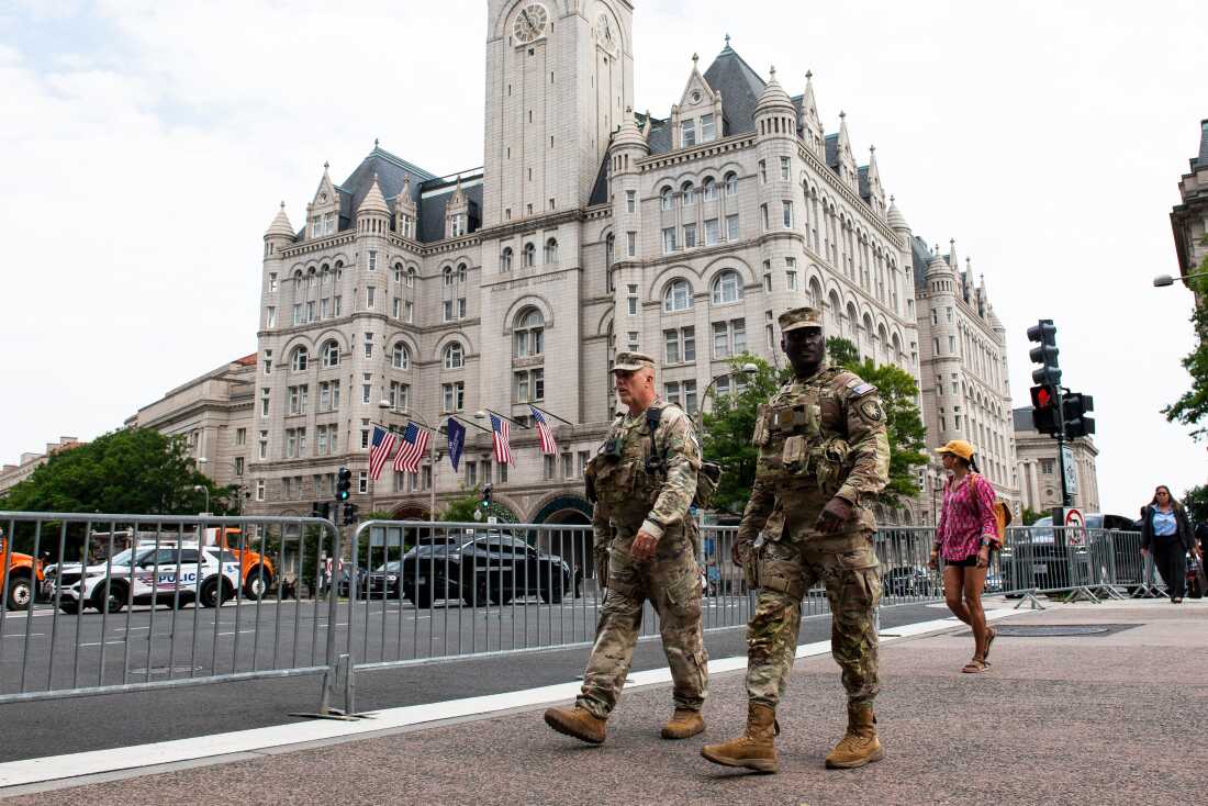 Ulusal Muhafız birlikleri, 24 Temmuz 2026 Cuma günü Washington'da Başkan Donald Trump'ın Beyaz Saray Muhabirleri Derneği Yemeğine katıldığı Waldorf Astoria otelinin karşısındaki caddede yürüyor. (AP Fotoğrafı/Cliff Owen)