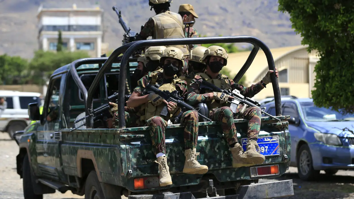 Houthis try to push deeper into western Yemen, upending life, witnesses tell NPR