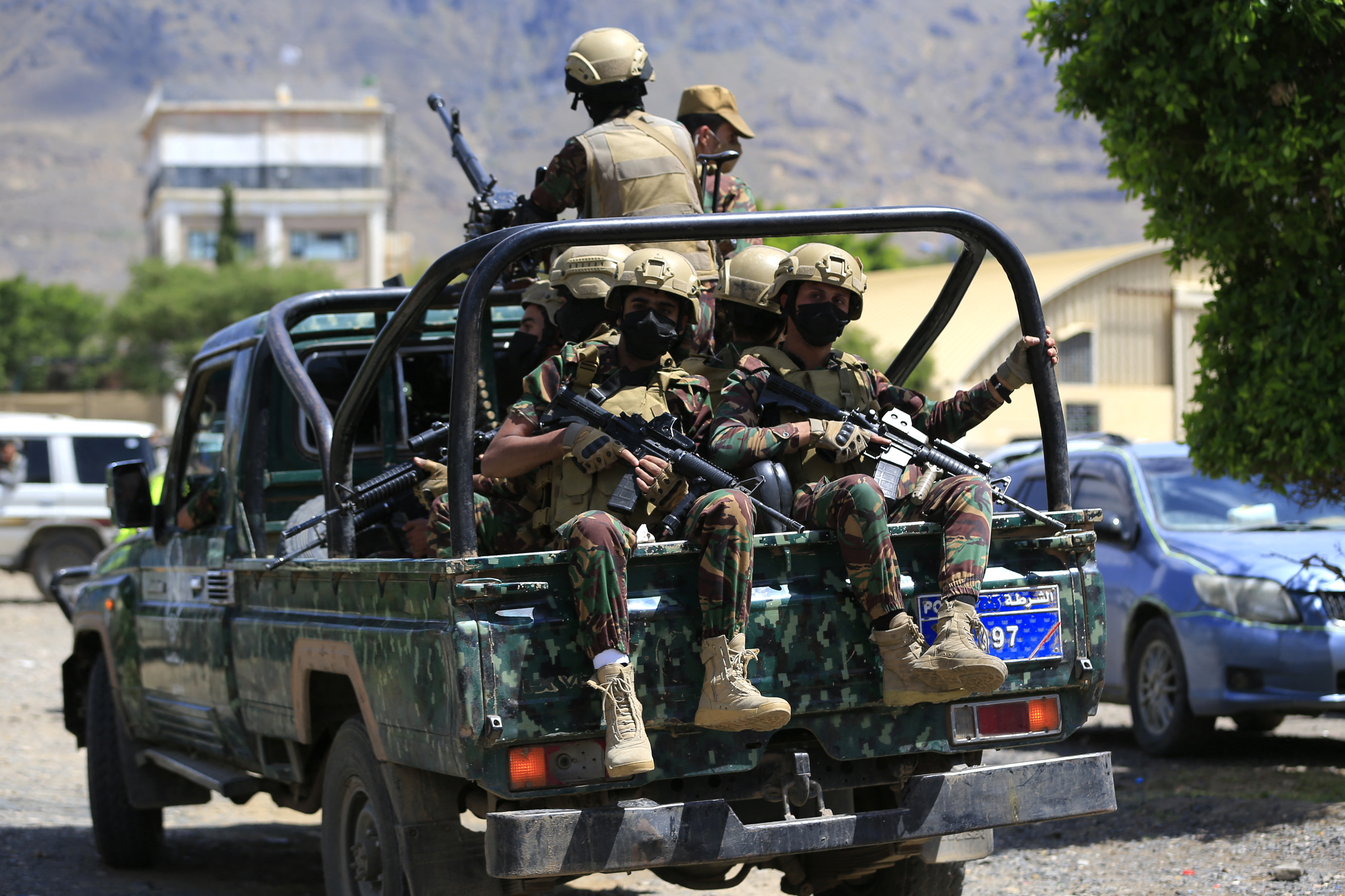 Houthis try to push deeper into western Yemen, upending life, witnesses tell NPR