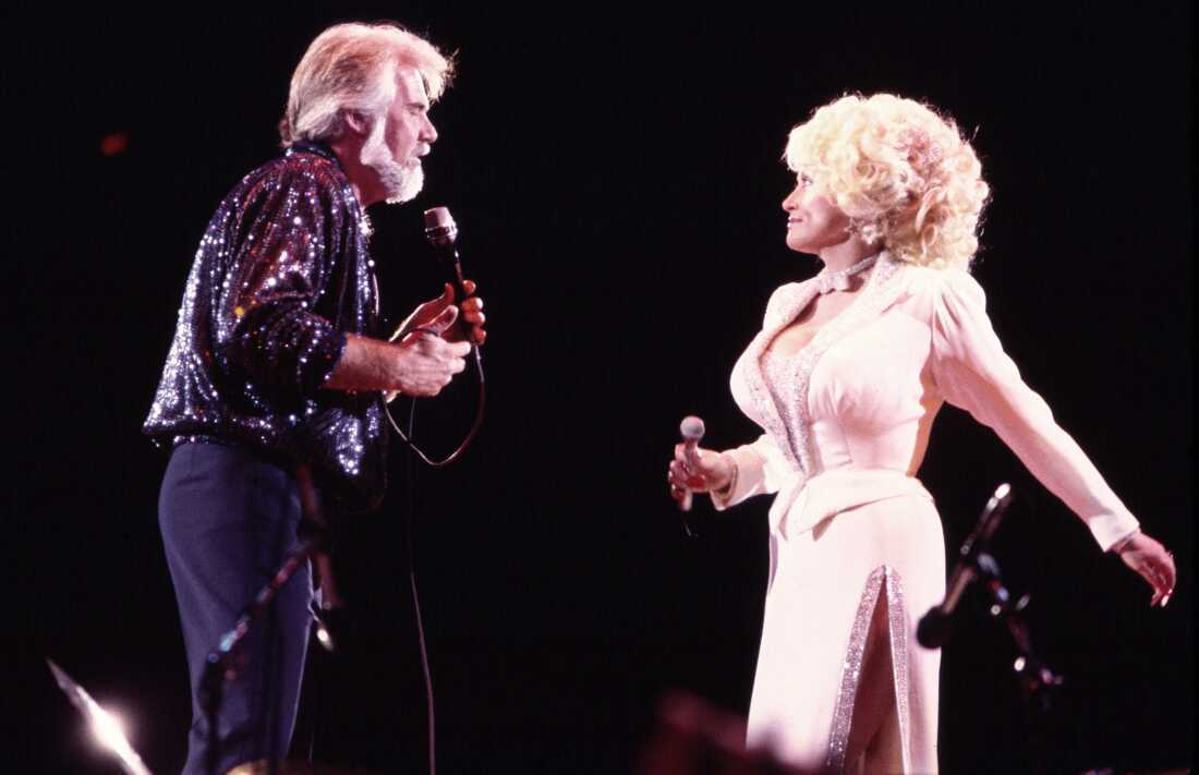 American Country musicians Kenny Rogers (1938 - 2020) and Dolly Parton perform together onstage at Nassau Coliseum, Uniondale, New York, August 29, 1985.