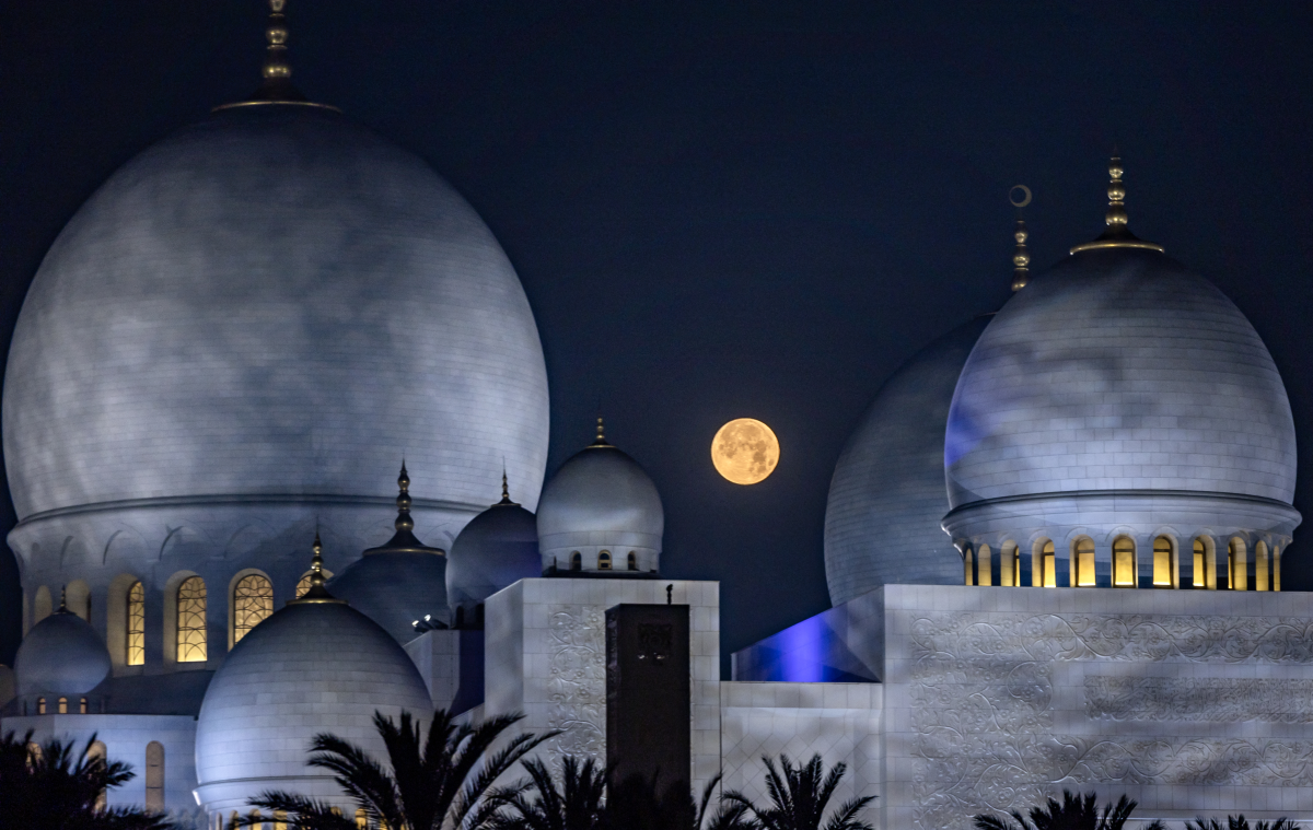 The setting moon is pictured over the Sheikh Zayed Grand Mosque in Abu Dhabi on Friday during Islam's holy fasting month of Ramadan.