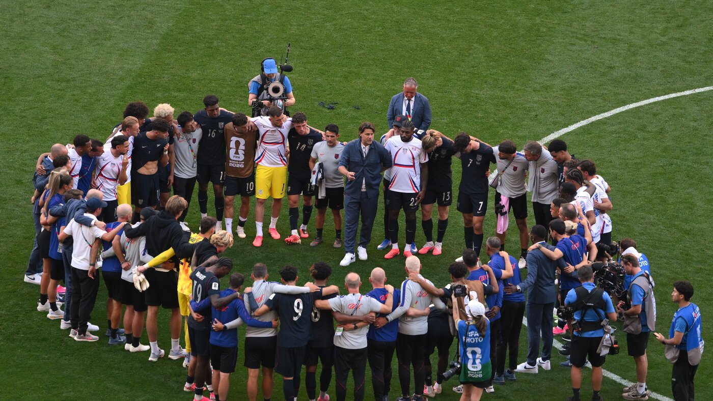 < U.S. men's national team coach Mauricio Pochettino will stay through 2030 World Cup