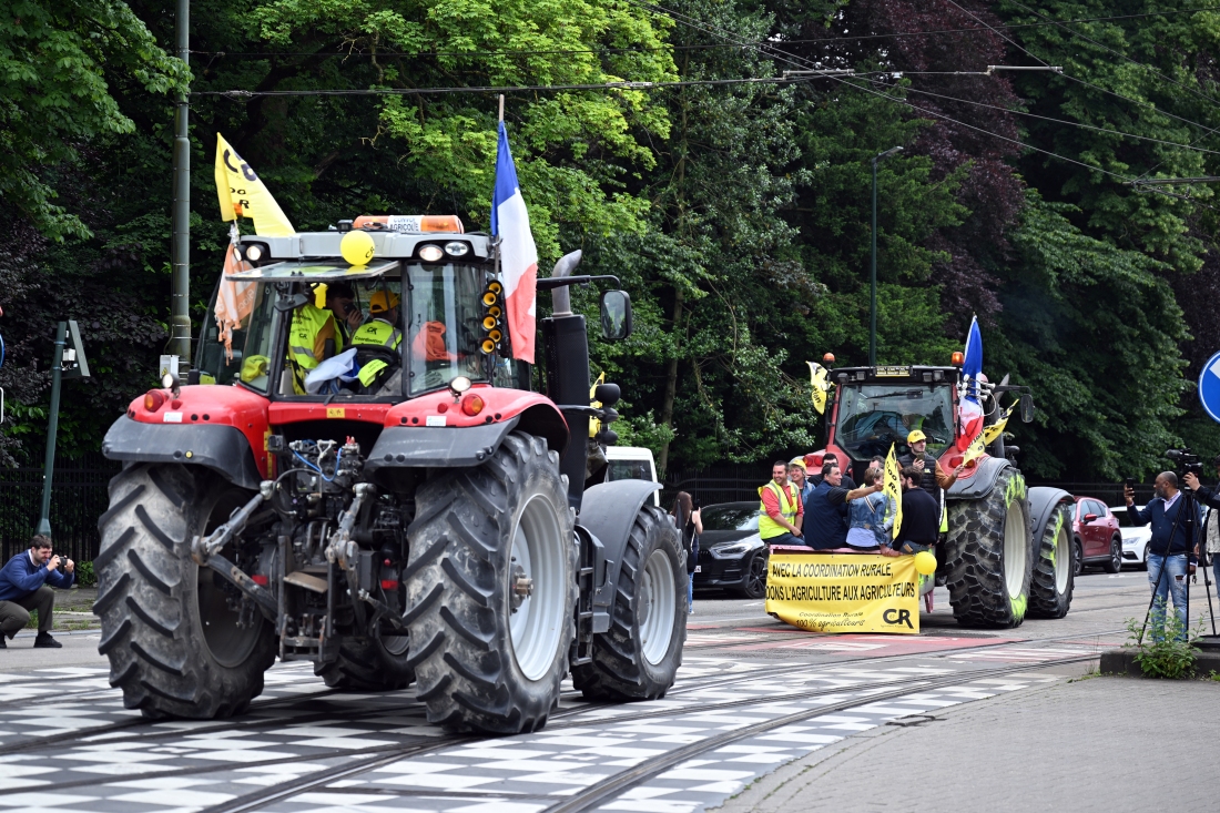 Los agricultores estacionan sus tractores cerca del Parlamento Europeo durante una protesta organizada por varias asociaciones de agricultores europeos en Bruselas el martes.