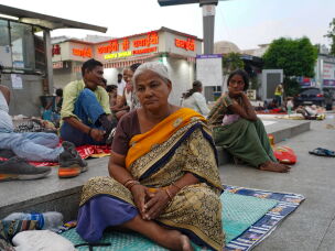 Lakhi Bai, a 62-year-old farmer who came to the hospital to receive treatment for diabetes, has been sleeping outside the hospital for about 20 days.