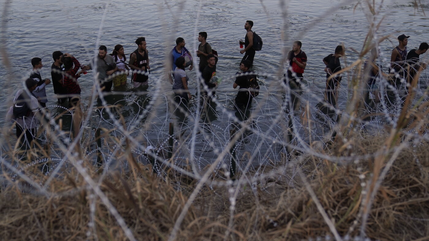 Court backs Texas over razor wire installed on U.S.-Mexico border : NPR