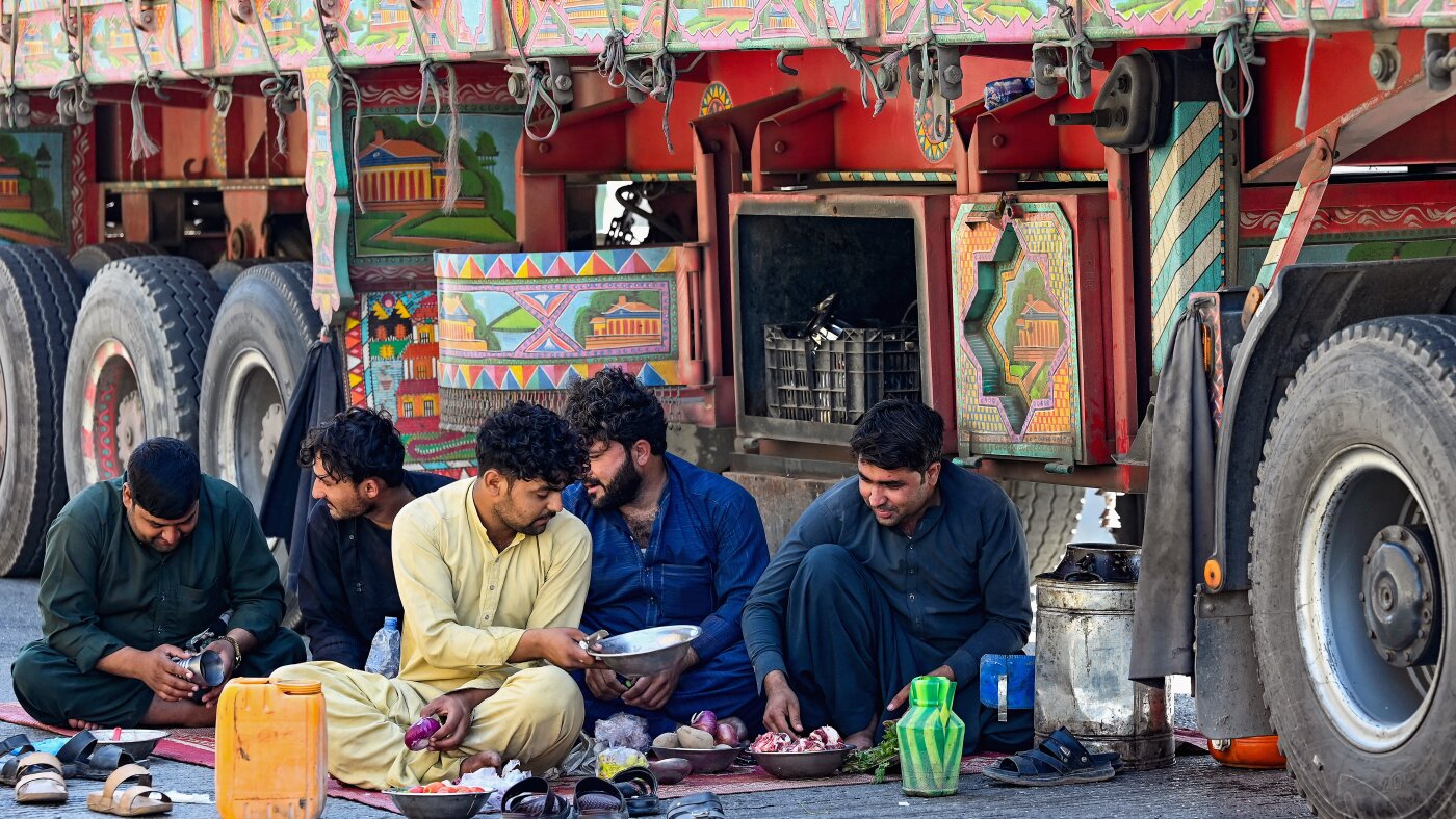 Grenssluitingen tussen Pakistan en Afghanistan verlammen de handel langs een belangrijke route: NPR