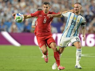 Switzerland's midfielder Remo Freuler (L) and Argentina midfielder Alexis Mac Allister fight for the ball during the World Cup quarterfinal in Kansas City on Saturday.