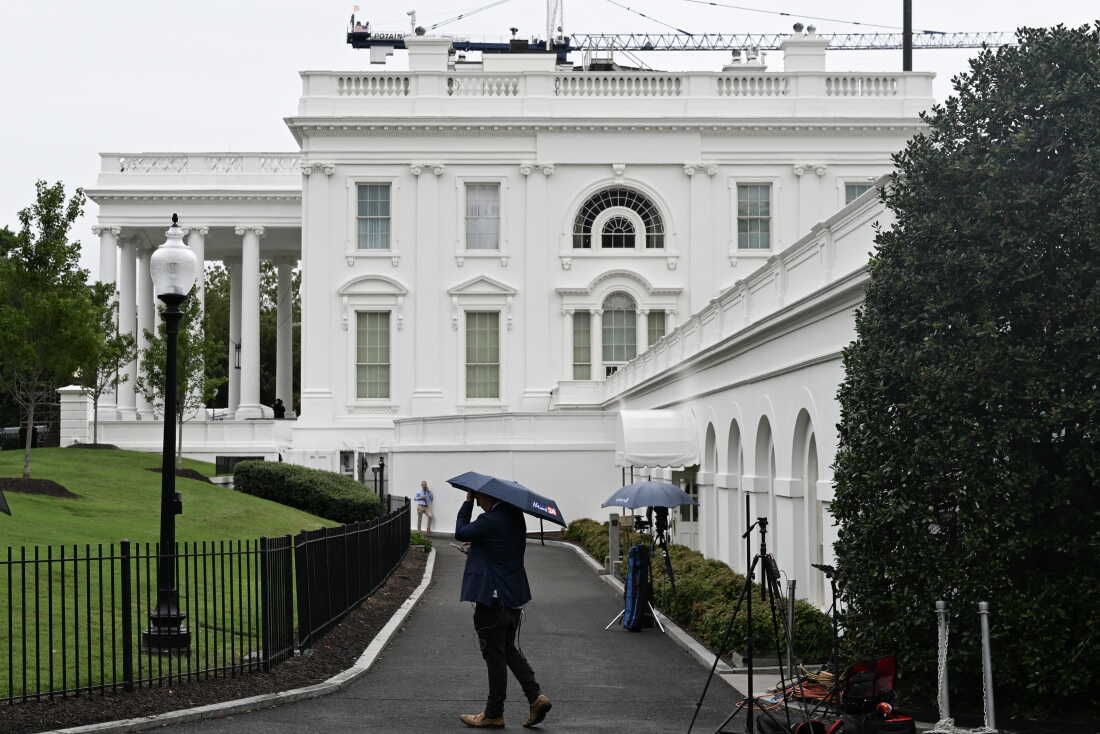 Juez considera restablecer el acceso de periodistas a la Casa Blanca tras la prohibición de Trump