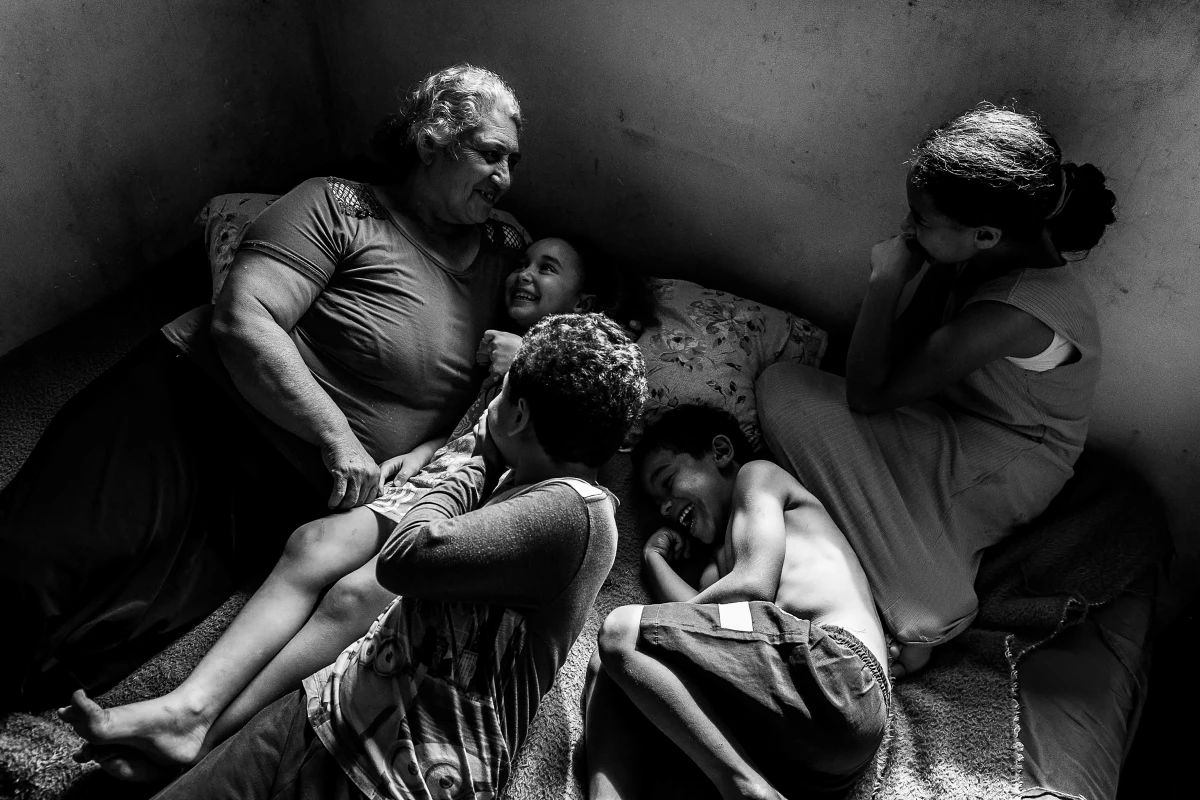 Sandra Mara Siqueira rests with her grandchildren, Micael, Davi, Ana Flávia and Vitória. Colombo, Paraná, Brazil. November 15, 2025.