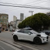 Yanlarında kameralar ve tavan tahrikleriyle donatılmış beyaz bir Waymo robotaksi, bu hafta San Francisco'nun North Beach semtinde görülüyor.