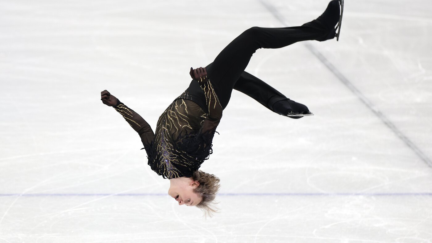 Ilia Malinin hace historia en los saltos hacia atrás olímpicos: NPR
|