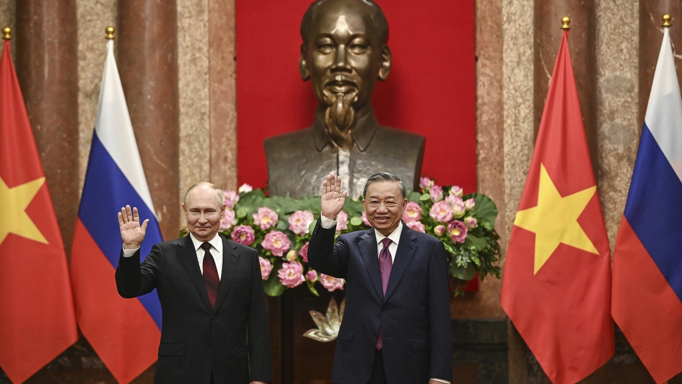 Putin signs deals with Vietnam in bid to shore up Russia’s Asia ties : NPR Putin signs deals with Vietnam in bid to shore up Russia’s Asia ties : NPR