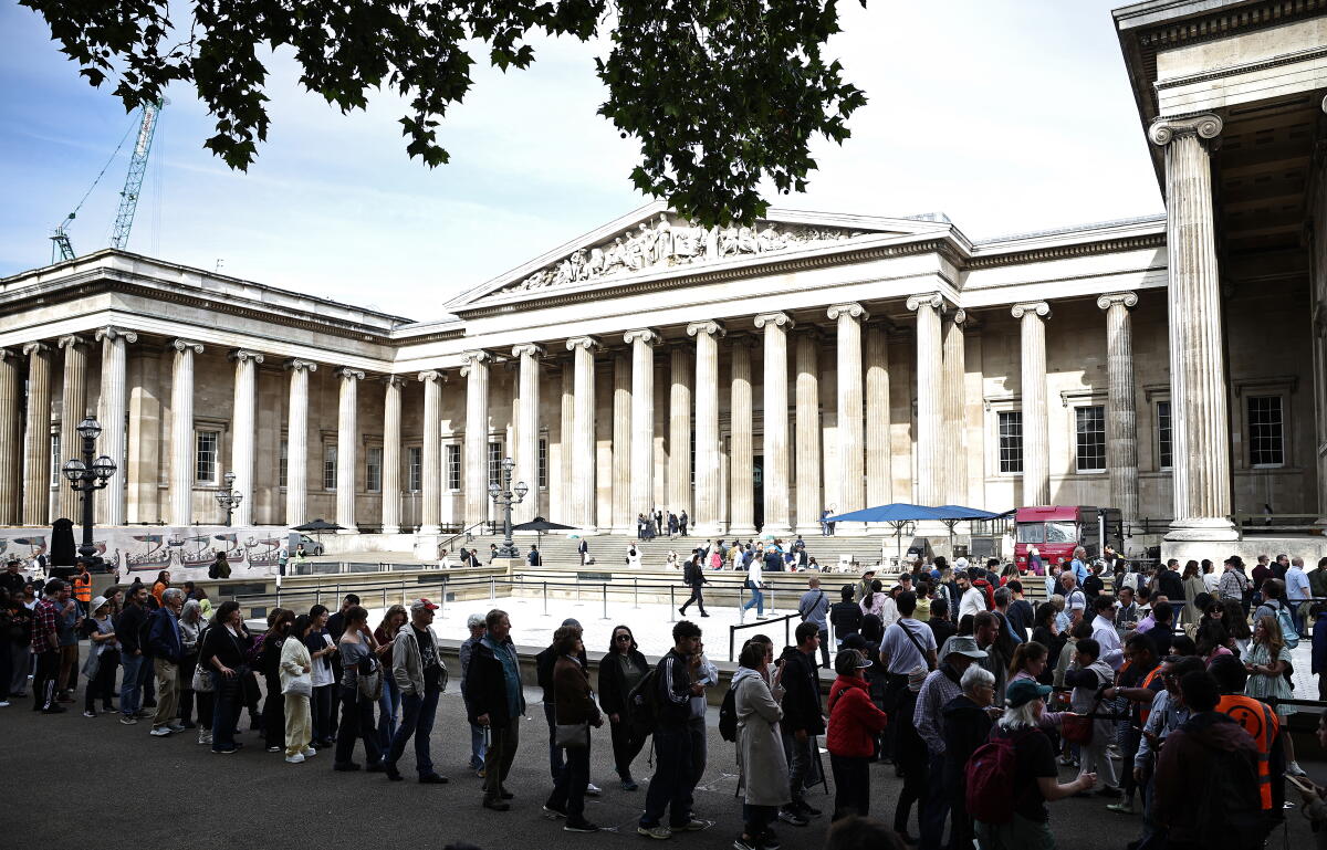 After 900 years, the Bayeux Tapestry returns to England and goes on display in London 1 People queue to enter the British Museum in London on Thursday, the first day of the Bayeux Tapestry exhibition.