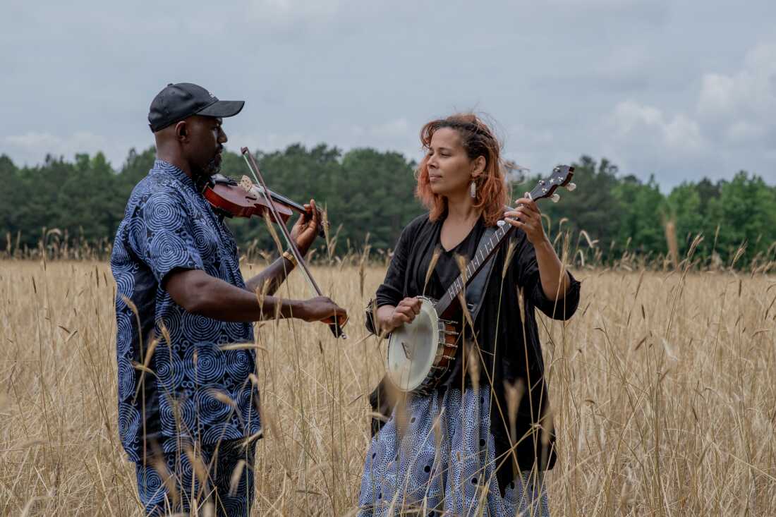 Carolina Chocolate Drops' Justin Robinson and Rhiannon Giddens teamed up for some old-fashioned string band tunes.