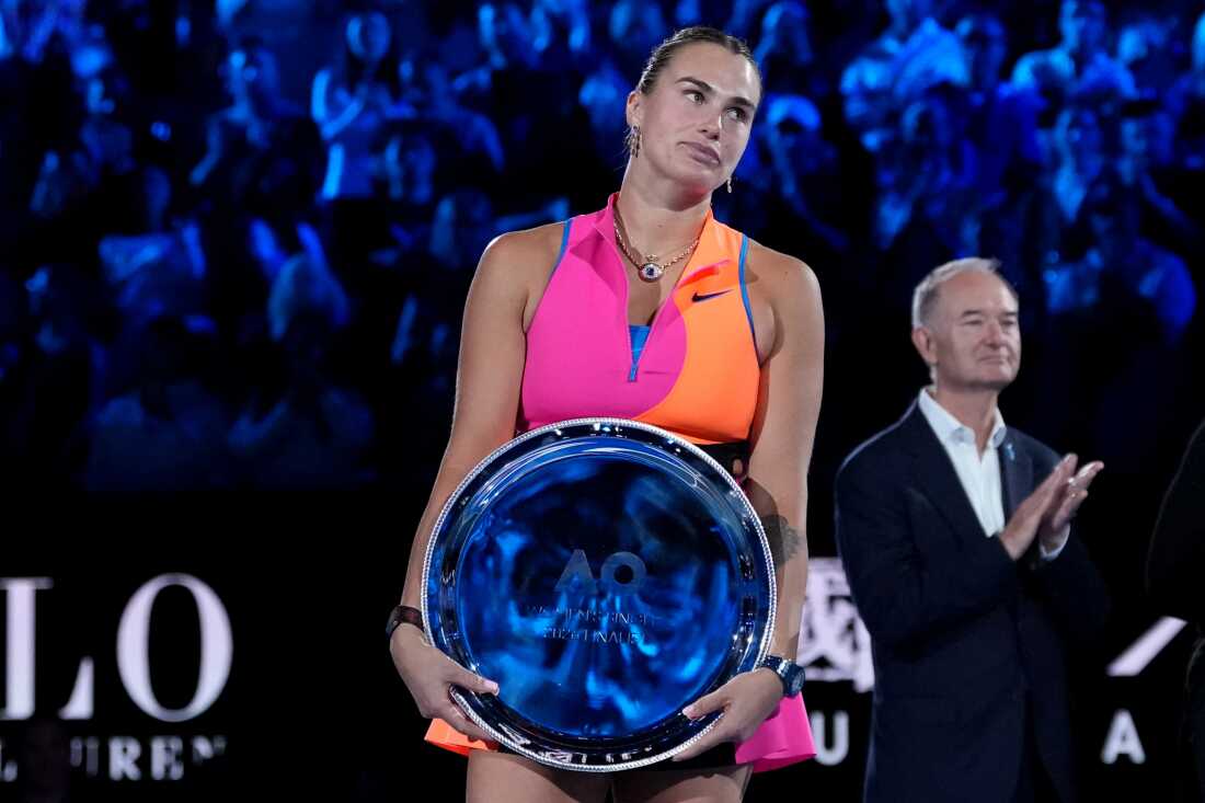 Aryna Sabalenka della Bielorussia reagisce dopo aver perso la partita contro Elena Rybakina del Kazakistan nella finale femminile del campionato Australian Open di tennis a Melbourne, Australia, sabato.