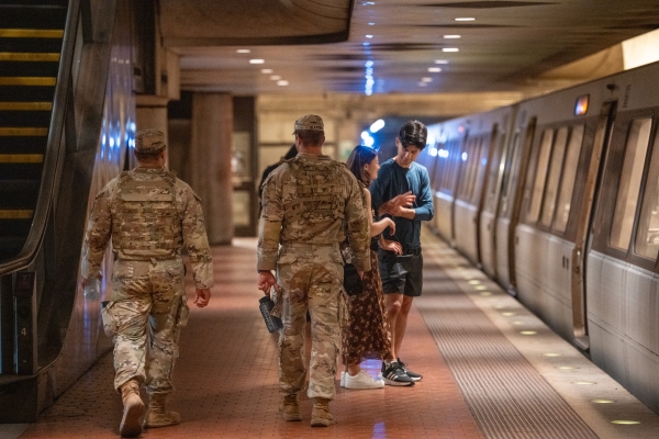 ডিসি ন্যাশনাল গার্ডের সদস্যরা ফোগি বটম মেট্রো স্টেশন টহল করে।