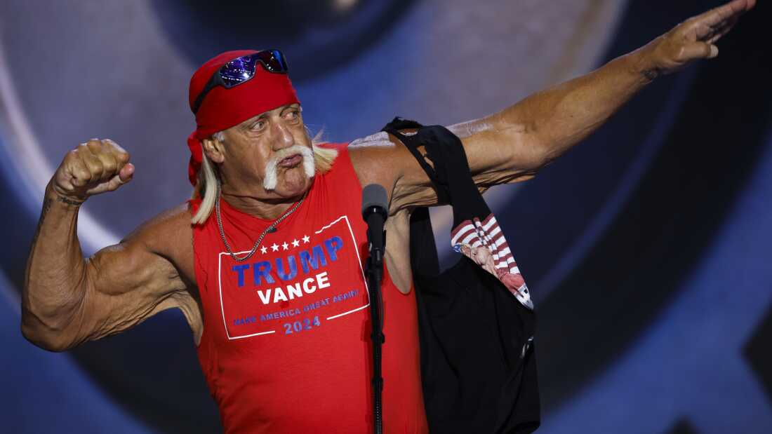 L'artiste professionnel et lutteur Hulk Hogan pose alors qu'il parle sur scène le quatrième jour de la Convention nationale républicaine à Milwaukee, Wisconsin.