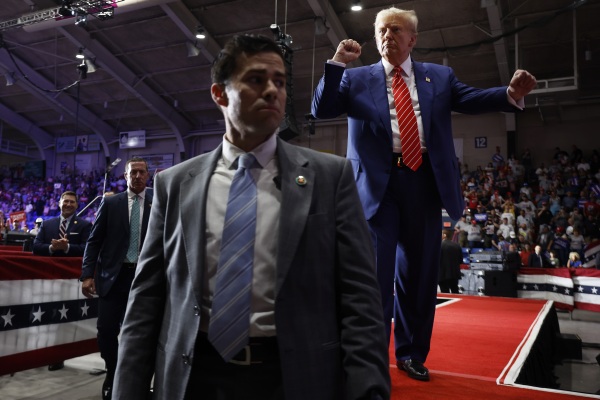 2 close calls have the Secret Service facing criticism and an uncertain future