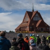 As pessoas olham para a Igreja de Wooden Kiruna em seu local final, após uma mudança de dois dias da cidade velha para o novo centro da cidade, em Kiruna, norte da Suécia, em 20 de agosto.