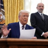 2025年にホワイトハウスの大統領執務室で演説するトランプ大統領には、国勢調査局を管轄するハワード・ラトニック商務長官も同席する。