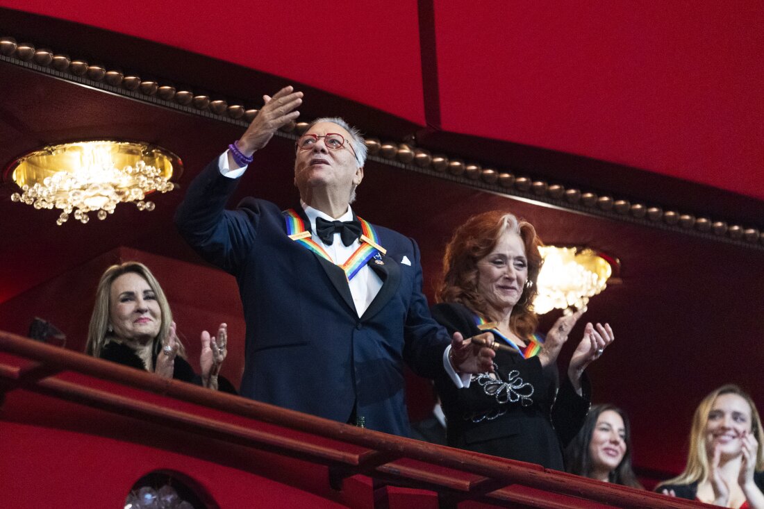 2024 Kennedy Center honoree jazz trumpeter, pianist, and composer Arturo Sandoval, blows a kiss as fellow honoree blues rock singer-songwriter and guitarist Bonnie Raitt, applauds as they arrive during the 47th Kennedy Center Honors at the John F. Kennedy Center for the Performing Arts in Washington, Sunday, Dec. 8, 2024. (AP Photo/Manuel Balce Ceneta)