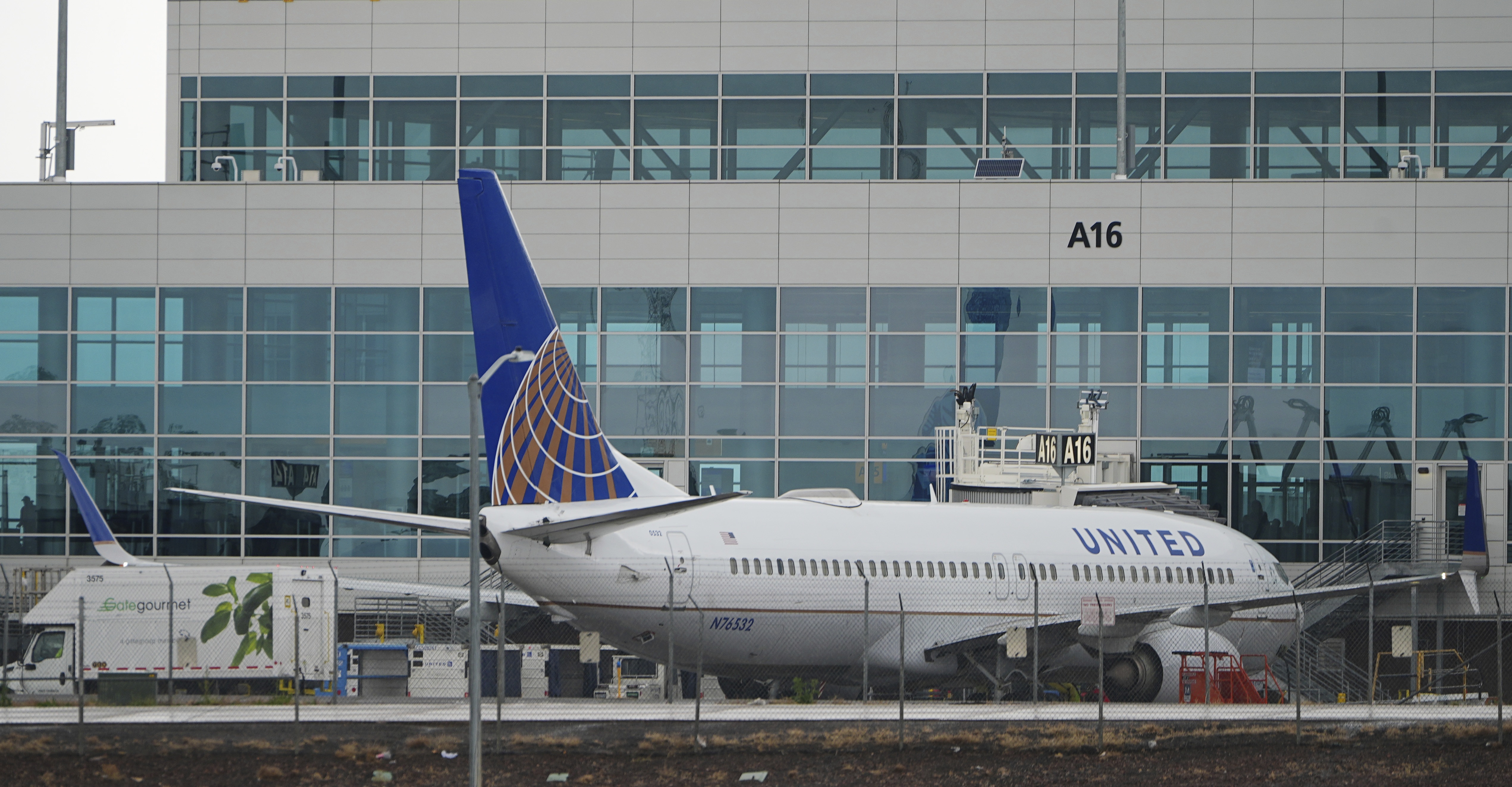 A United Airlines jetliner prepares to push off from a gate at Denver International Airport on May 7. Air traffic controllers in Denver experienced a communications blackout on Monday that lasted for about two minutes. (AP)