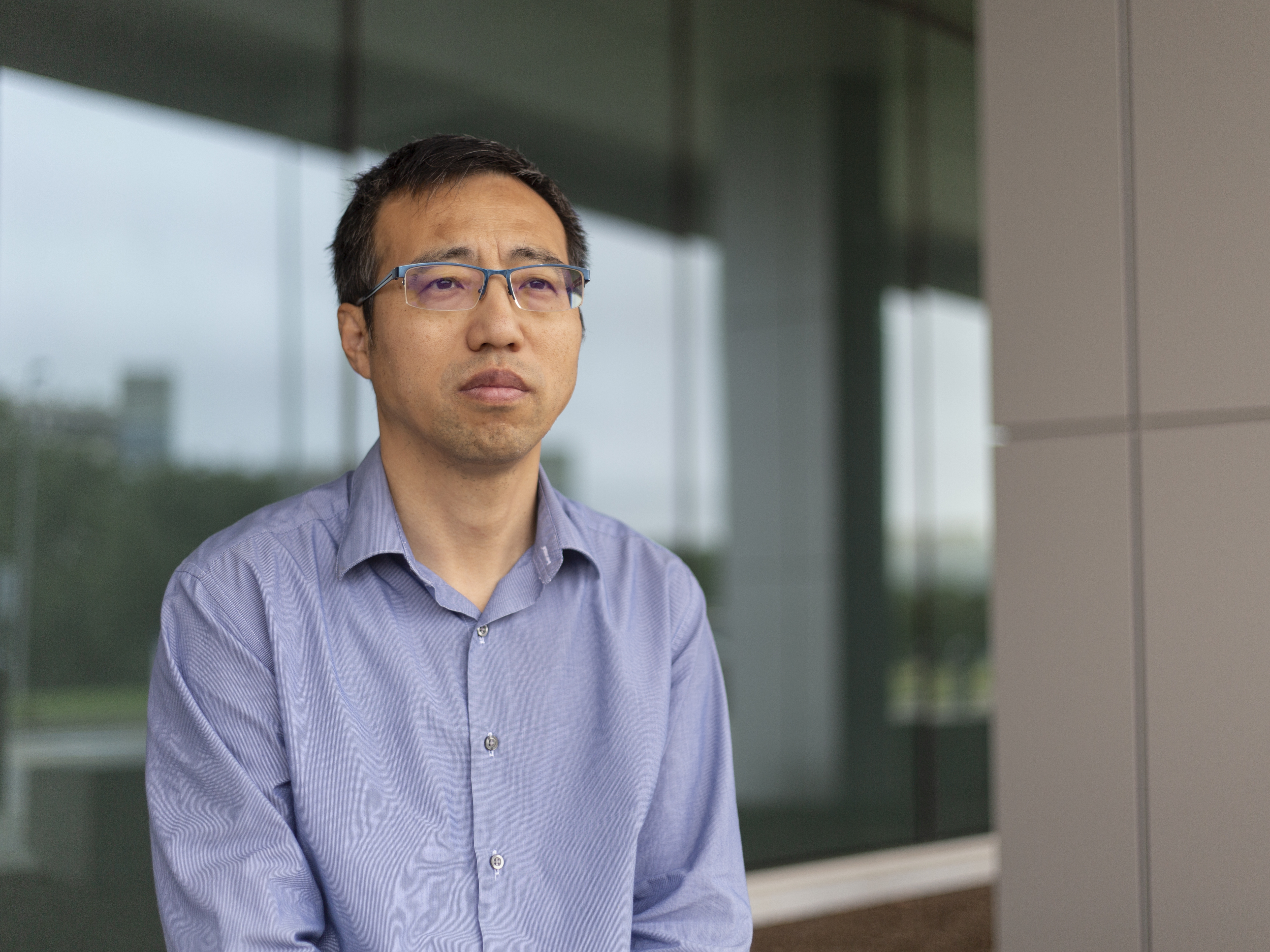In severe pain and uncertain of its cause, Tieqiao Zhang of Dallas says he didn’t want to wait for an appointment with his regular doctor, but he also wasn’t sure if he needed emergency care. He visited a clinic on the campus of Dallas’ largest public hospital — and was charged 10 times what he expected.
