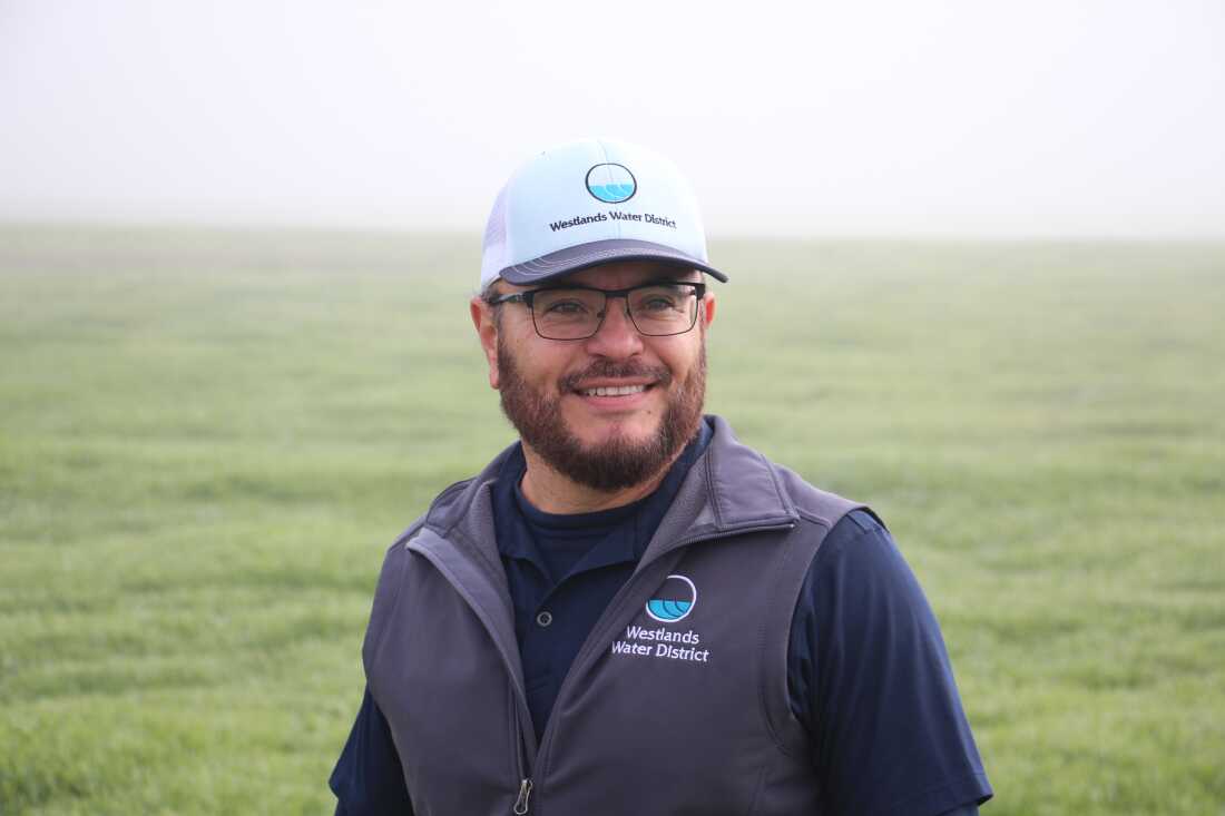 Хосе Гутьеррес, помощник генерального директора водного округа Вестлендс, на земле, которая может стать солнечной фермой.