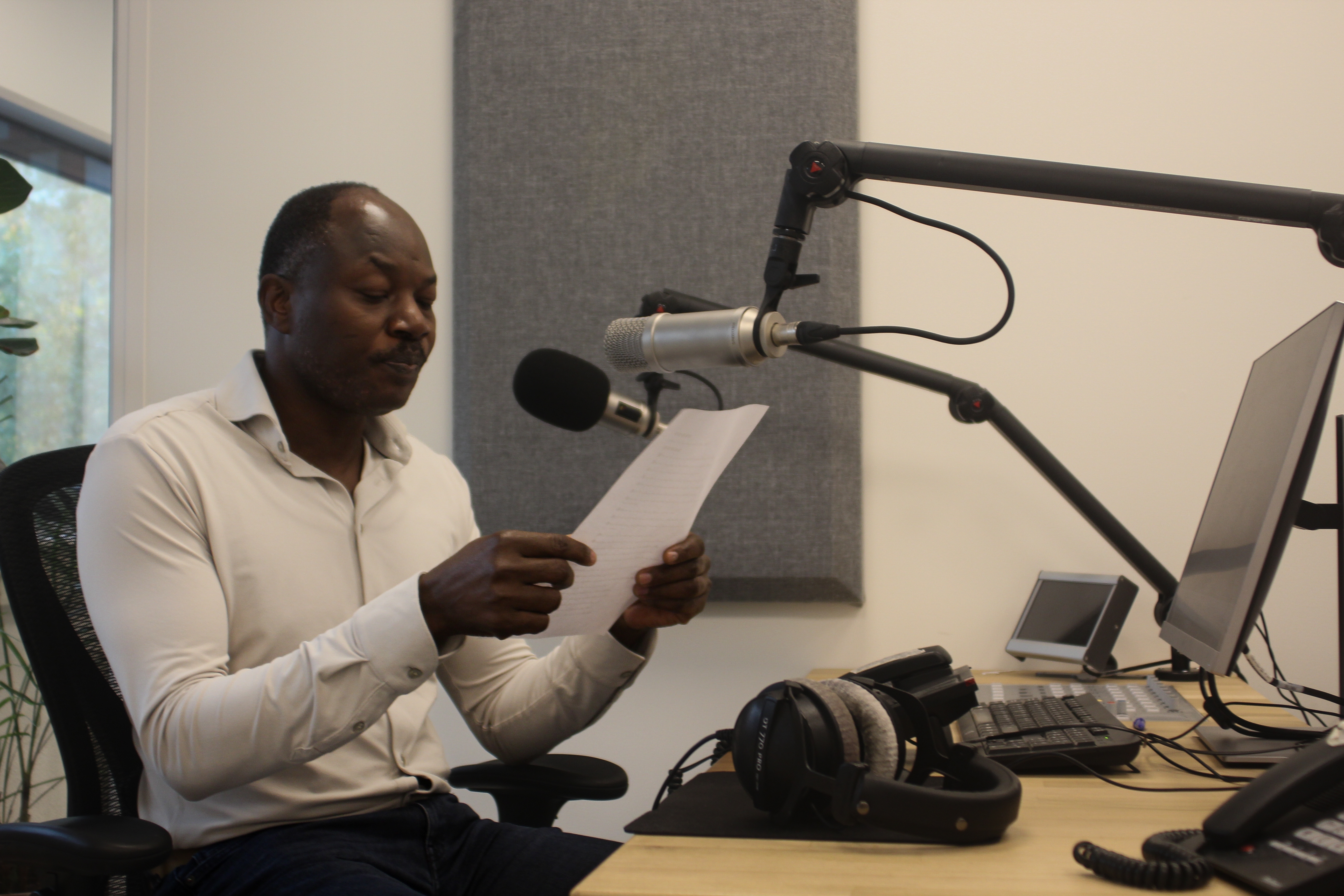 Reporter Elamin Babow reads the latest headlines in Radio Dabanga