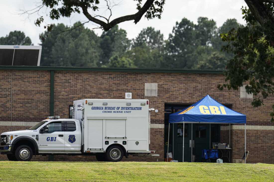 ジョージア州捜査局の職員が木曜日、ジョージア州ウィンダーにあるアパラチー高校の入り口を通過している。  